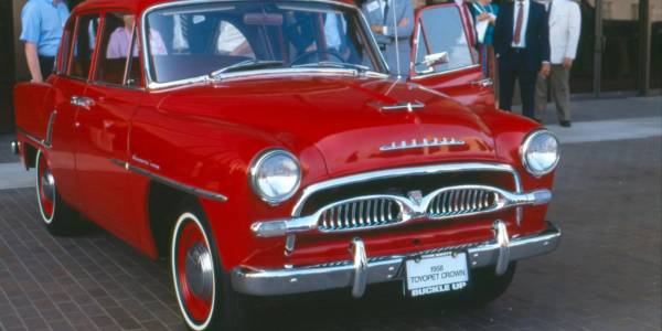 Toyota пуска е-версия на първия си модел, продаден в САЩ през 1958 г.
