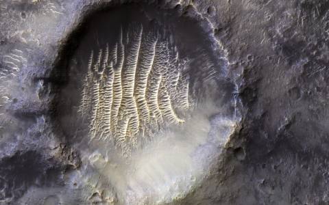 Вижте снимката на марсиански кратер, която сякаш е отпечатък от извънземно 