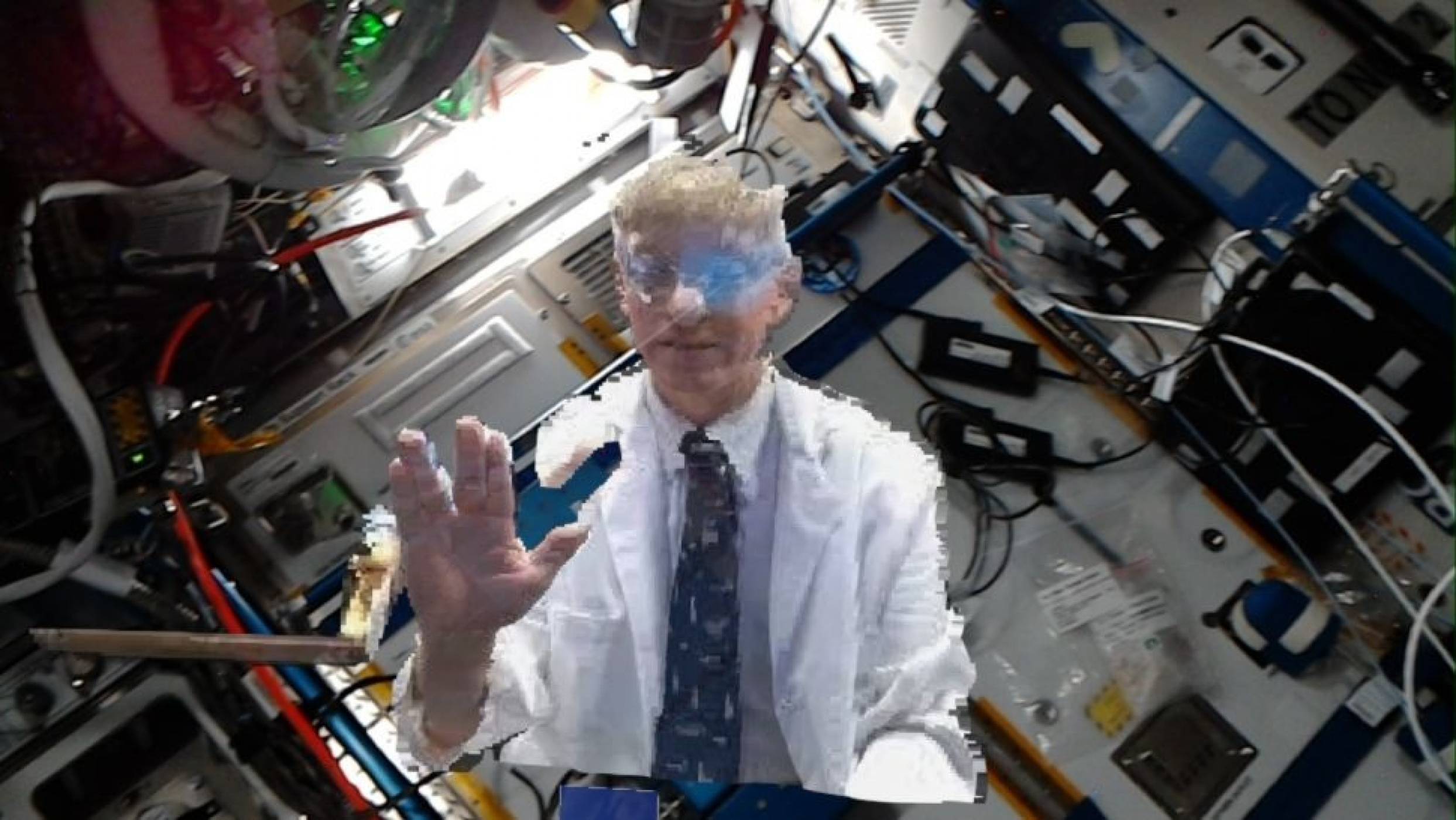 Лекари под формата на холограма посетиха астронавтите на МКС