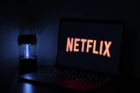 Netflix затягат мерките: залагат на реклами и спират споделянето на профили