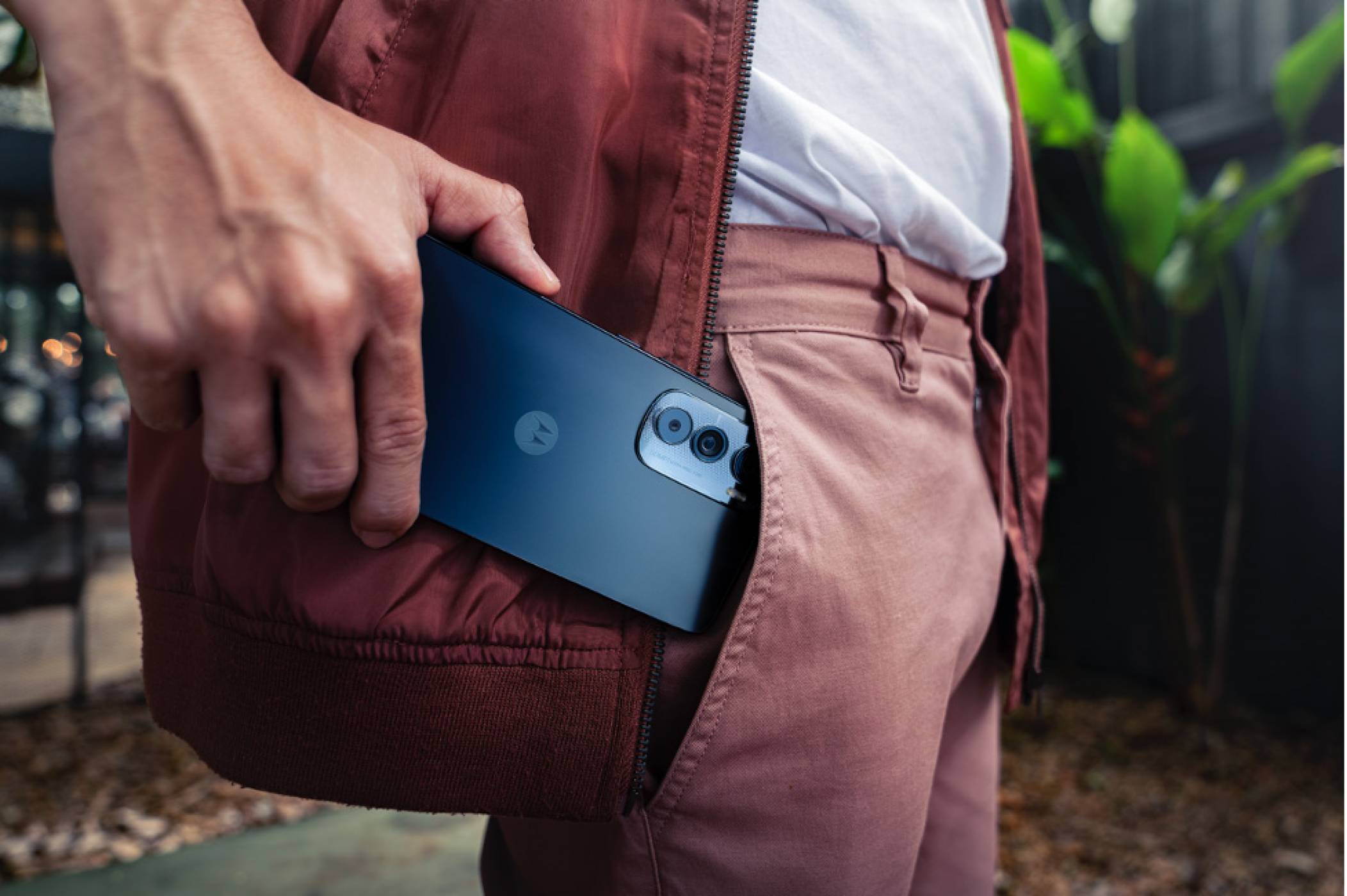 Moto Edge 30: най-тънкият 5G смартфон е тук