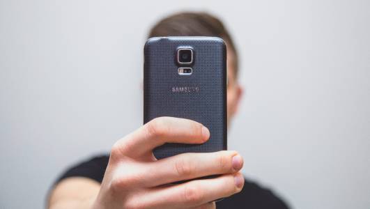 Samsung продава повече 5G смартфони с Android от всеки друг 
