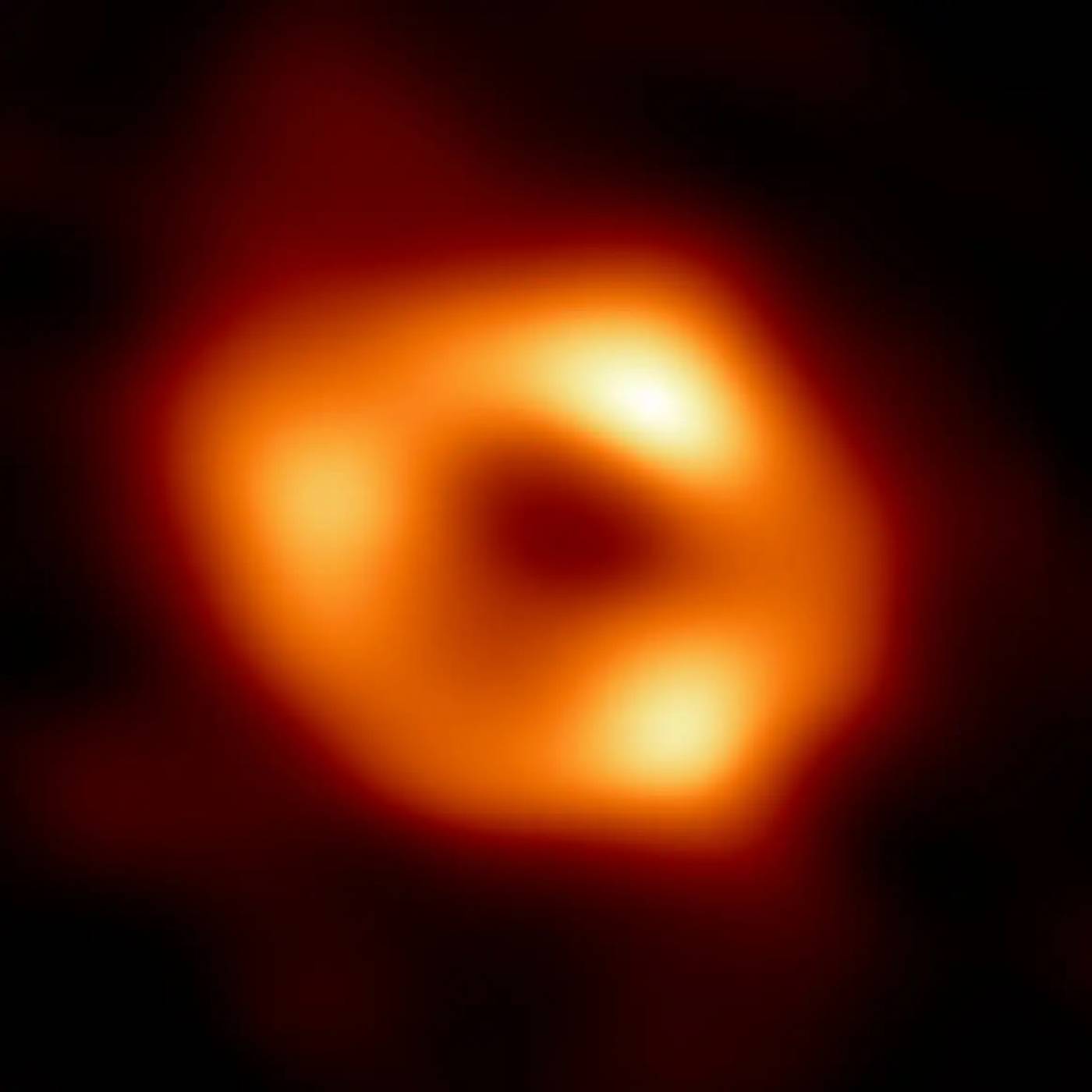Уникално! Това е първата снимка на черната дупка в сърцето на нашата галактика 