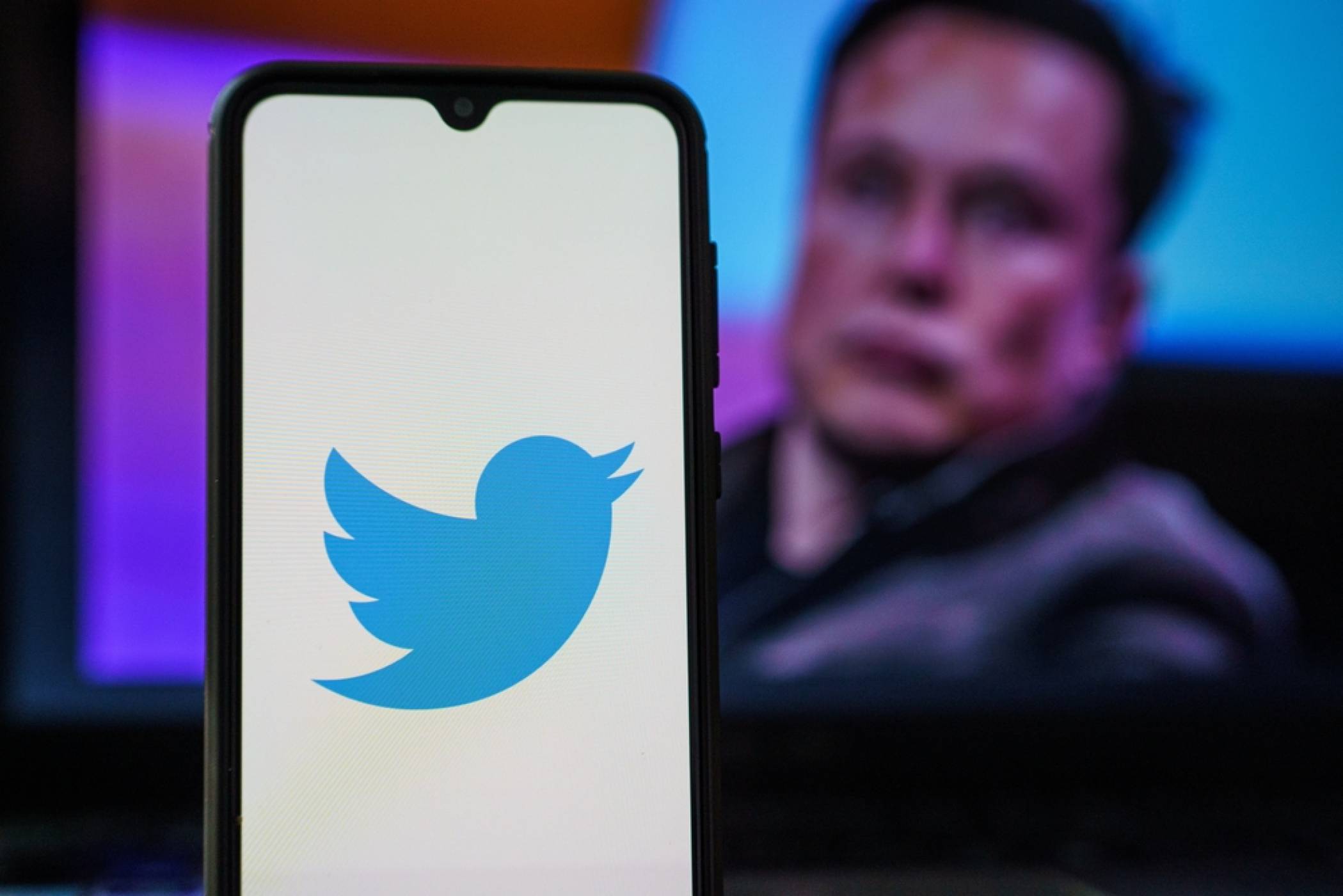 Изненада! Илон Мъск стопира временно покупката на Twitter