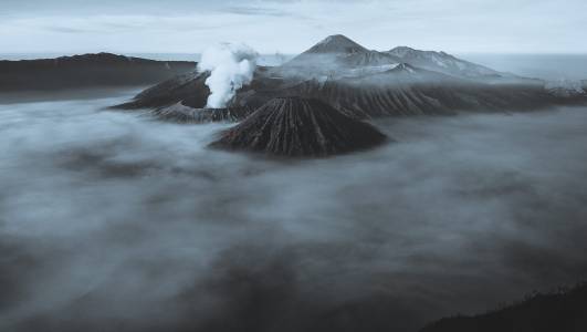 Вулкан на Земята създаде могъщи ветрове, усетени на ръба на Космоса 