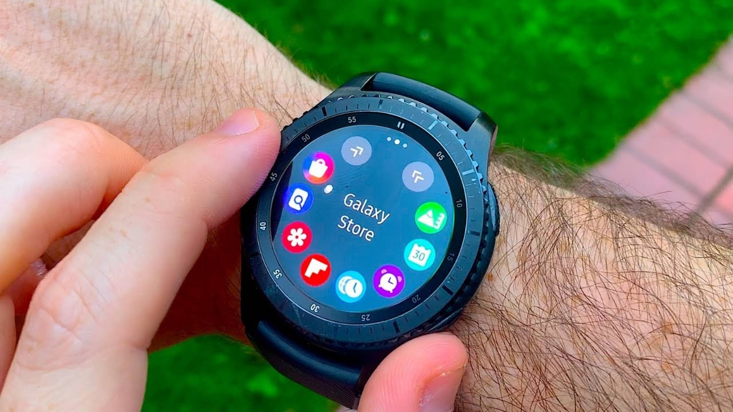 Ентусиаст обзаведе Galaxy Gear S3 от 2016 г. с Wear OS 