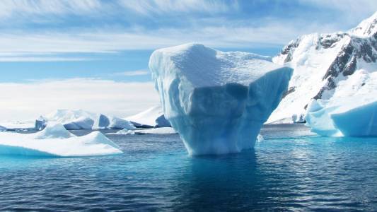В пресен сняг на Южния полюс за пръв път откриха микропластмаса 