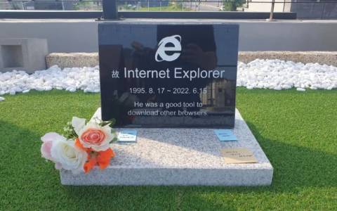 Този гроб на Internet Explorer разсмива и стряска едновременно