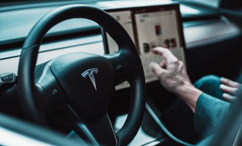 Китайски град забрани колите на Tesla заради опасения от шпионаж
