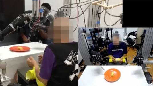 Дигитален мозък помогна на парализиран човек да управлява роботизирани ръце
