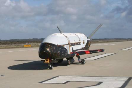 Мистериозният космически самолет X-37B се е устремил към рекорден престой в орбита 