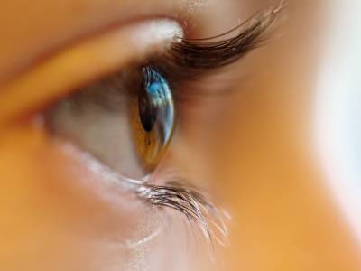 Умни контактни лещи поставят Micro LED дисплей върху окото ви