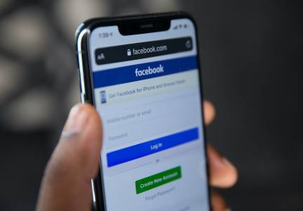 Facebook тества множество профили към един акаунт 