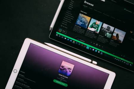 Spotify искат да им бъде платено за отделни Play и Shuffle бутони 