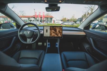 Калифорния подгони Tesla за несъстоятелни твърдения относно автономността на колите