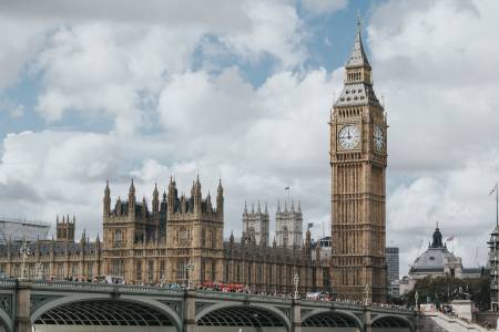 Обединеното кралство започва да следи престъпниците с умни часовници 
