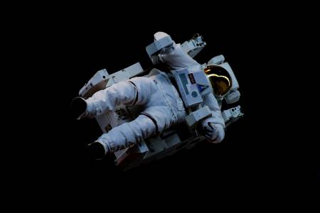 Руски космонавт трябвало да прекрати космическата си разходка  заради проблем със скафандъра 