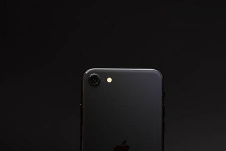 Новият iPhone SE ще възприеме дизайна на iPhone XR 