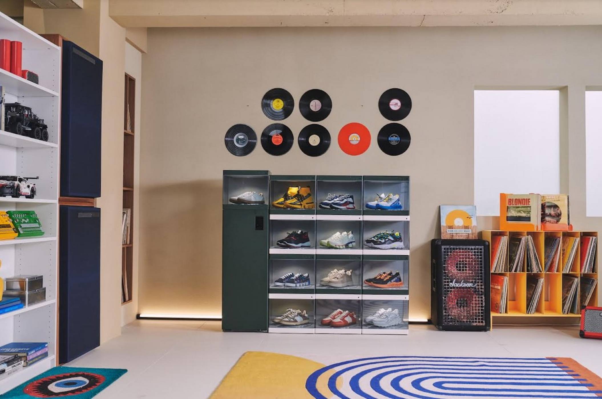 Отдайте нужните грижи и внимание на любимия си чифт обувки с LG StylerTM ShoeCase  и ShoeCare