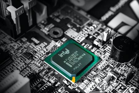 Забраниха на Intel да произвежда процесори в Китай за 10 години напред