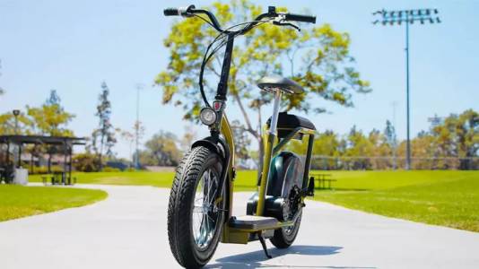 Razor EcoSmart Cargo се движи на границата между скутер и е-колело