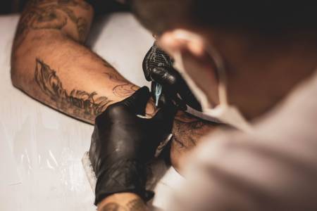 Микроскопични игли може би крият тайната на безболезнените татуировки 