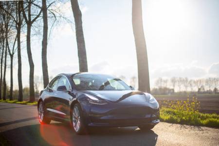 1,1 милионa автомобили Tesla се изтеглят поради проблем със стъклата