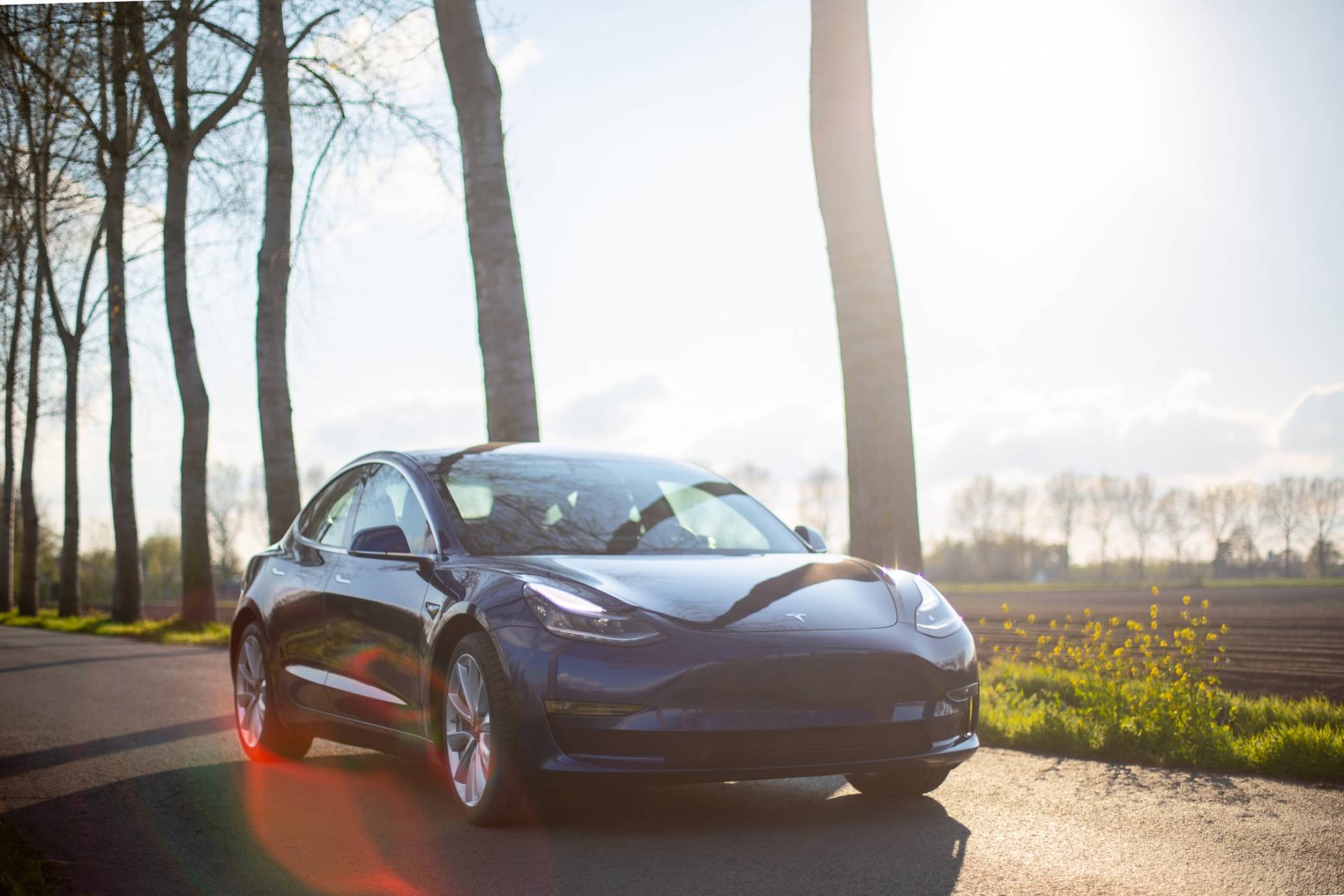 1.1 милионa автомобили Tesla се изтеглят поради проблем със стъклата