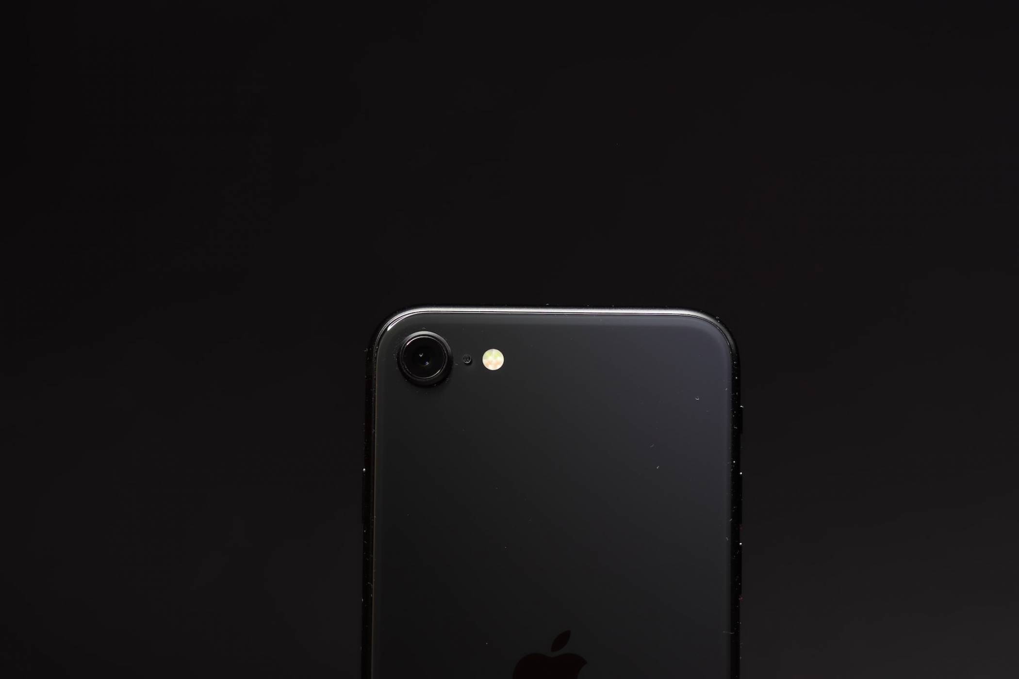 iPhone SE 4 ще ползва 6.1-инчов LCD екран с широк прорез 