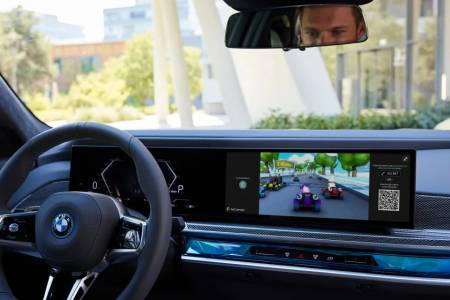 Автомобилите на BMW вече идват с мобилни игри в купето 