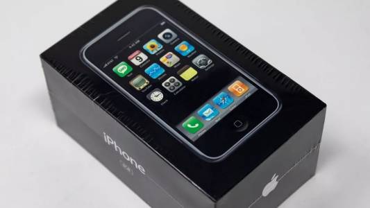 Някой похарчи 39 000 долара за неотворен iPhone от 2007 г. 