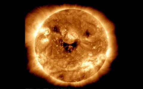 Обсерваторията на НАСА засне изображение на "усмихнато" слънце