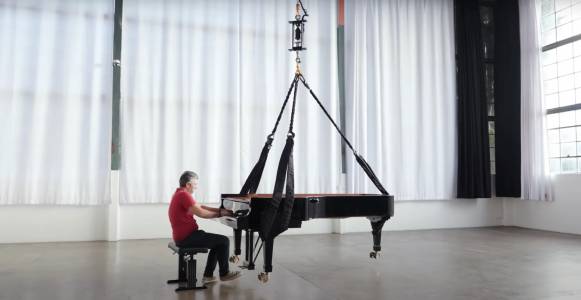 Роботът на Tesla демонстрира мускули, като вдига пиано (ВИДЕО)