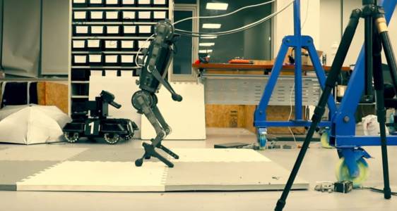 Хакнат робот ходи зловещо на два крака (ВИДЕО) 