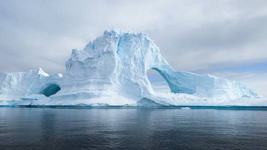 Учени са по следите на нещо необозримо масивно, живеещо под Антарктида