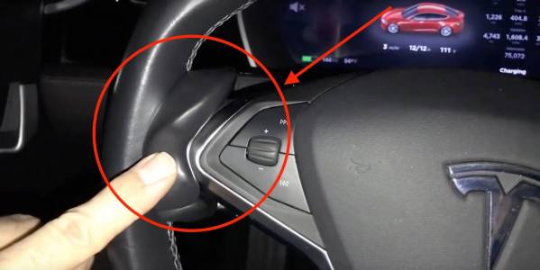 Tesla вече засича устройствата, заблуждаващи автопилота, че държите волана