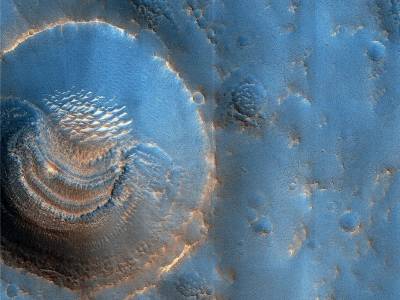 Изненада! Откриха мистериозни и красиви форми в кратер на Марс