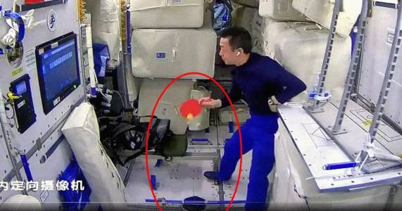Китайски тайконавт озадачи света с космическите си пинг-понг умения