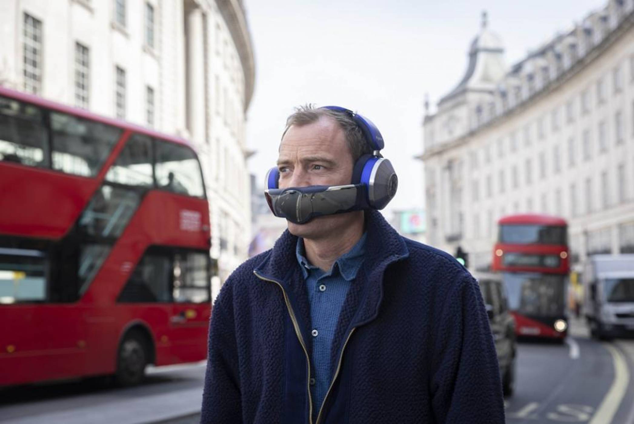 Тази филтрираща маска + слушалки е комбинацията, от която нямаме нужда