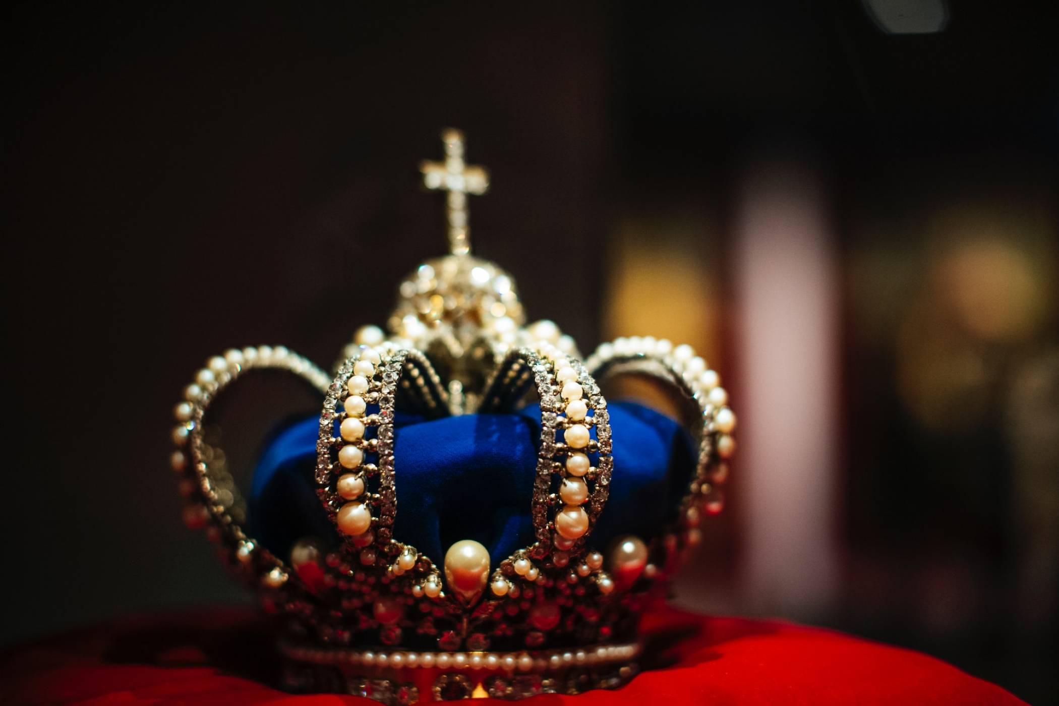 Най-новият дизайн на легендата Джони Айв е емблема за коронацията на крал Чарлс 