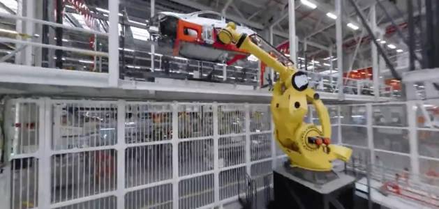 Това е Godzillа: най-големият промишлен робот в света, който работи за Tesla