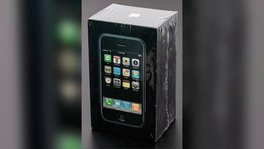 Неразопакован оригинален iPhone се продаде за баснословните 63 000 долара на търг 