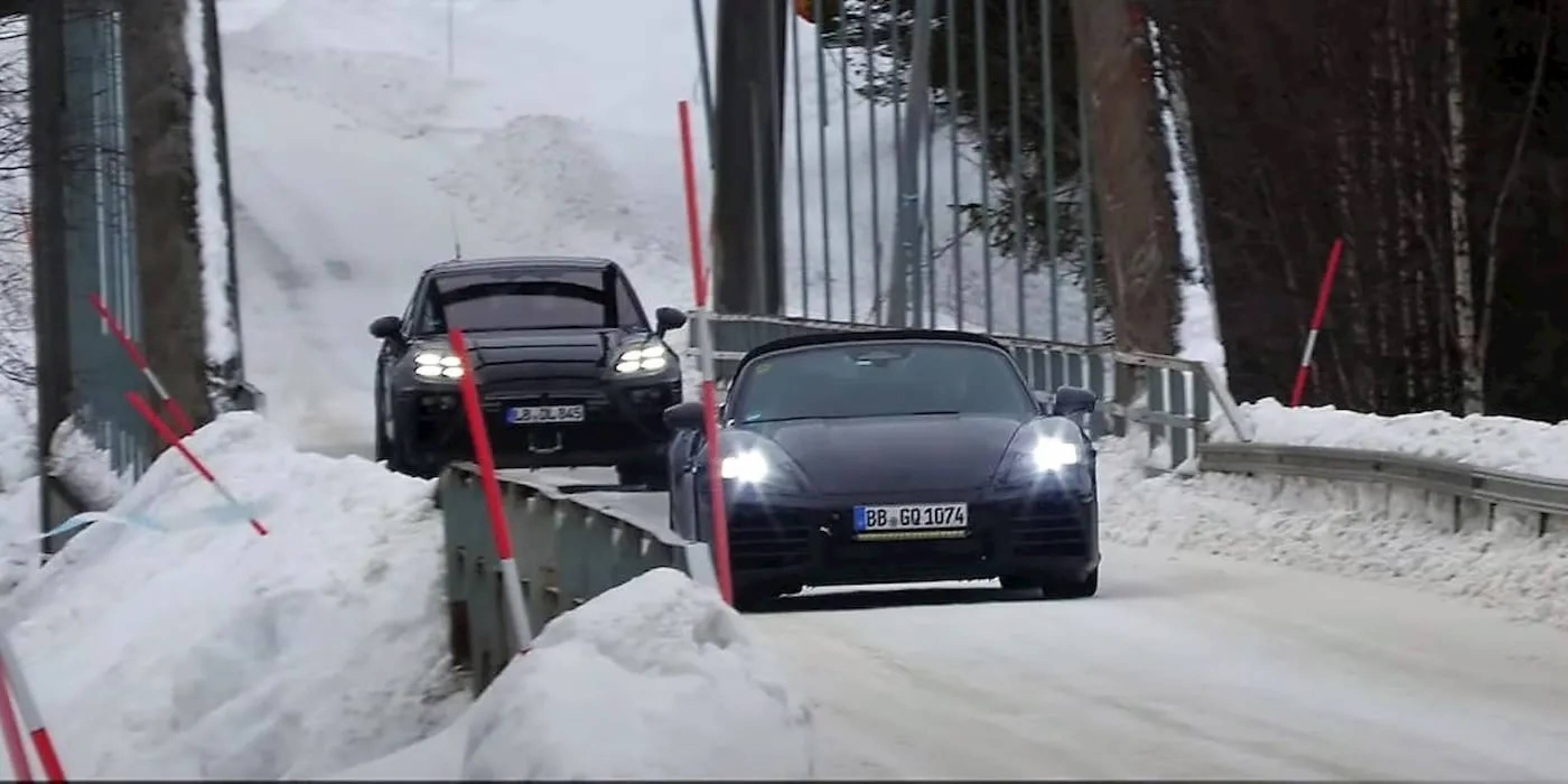 Е-прототипите на Porsche Boxster и Macan за 2025 г. вече се тестват в снежната пустош (ВИДЕО)