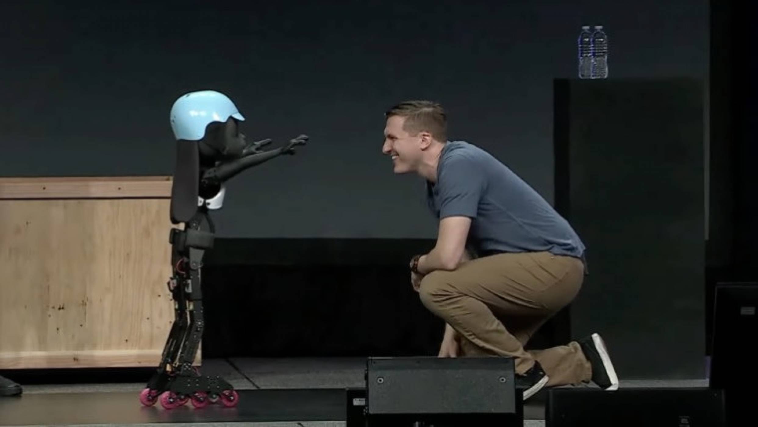 Вижте новия робот на Disney, който прави салто и се забавлява на сцената (ВИДЕО)