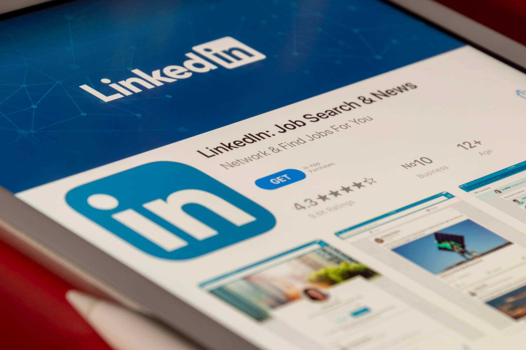 Вече можете да подобрите LinkedIn профила си с предложения, написани от изкуствен интелект