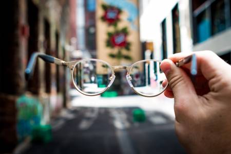 Умни очила ви подсказват реплики, с които да направите добро впечатление на първа среща