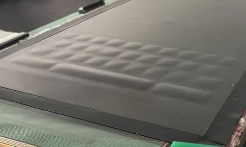 Този OLED екран може да се пълни с течност, за да образува тактилни бутони