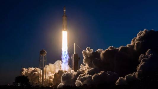 SpaceX ще изведе частна мисия до южния полюс на Луната през 2026