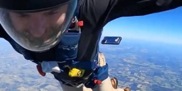 Вижте как този iPhone оцеля при падане от скок с парашут (ВИДЕО)