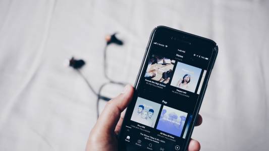 Spotify премахна десетки хиляди песни, създадени от изкуствен интелект